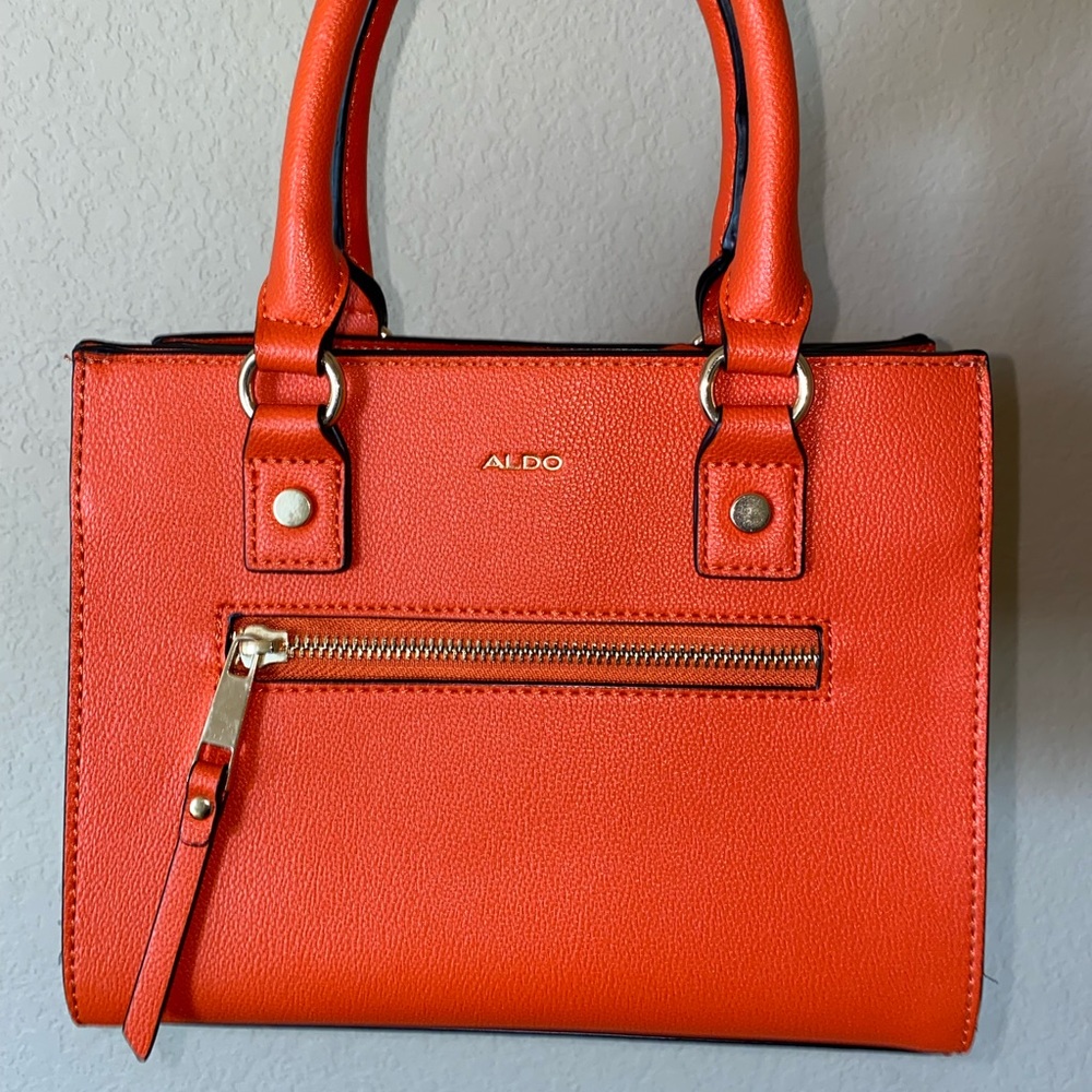 Bright orange purse 🍊